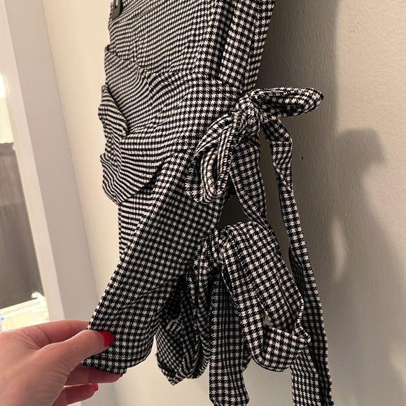 NWOT unique skirt w/bows - Picture 2 of 2